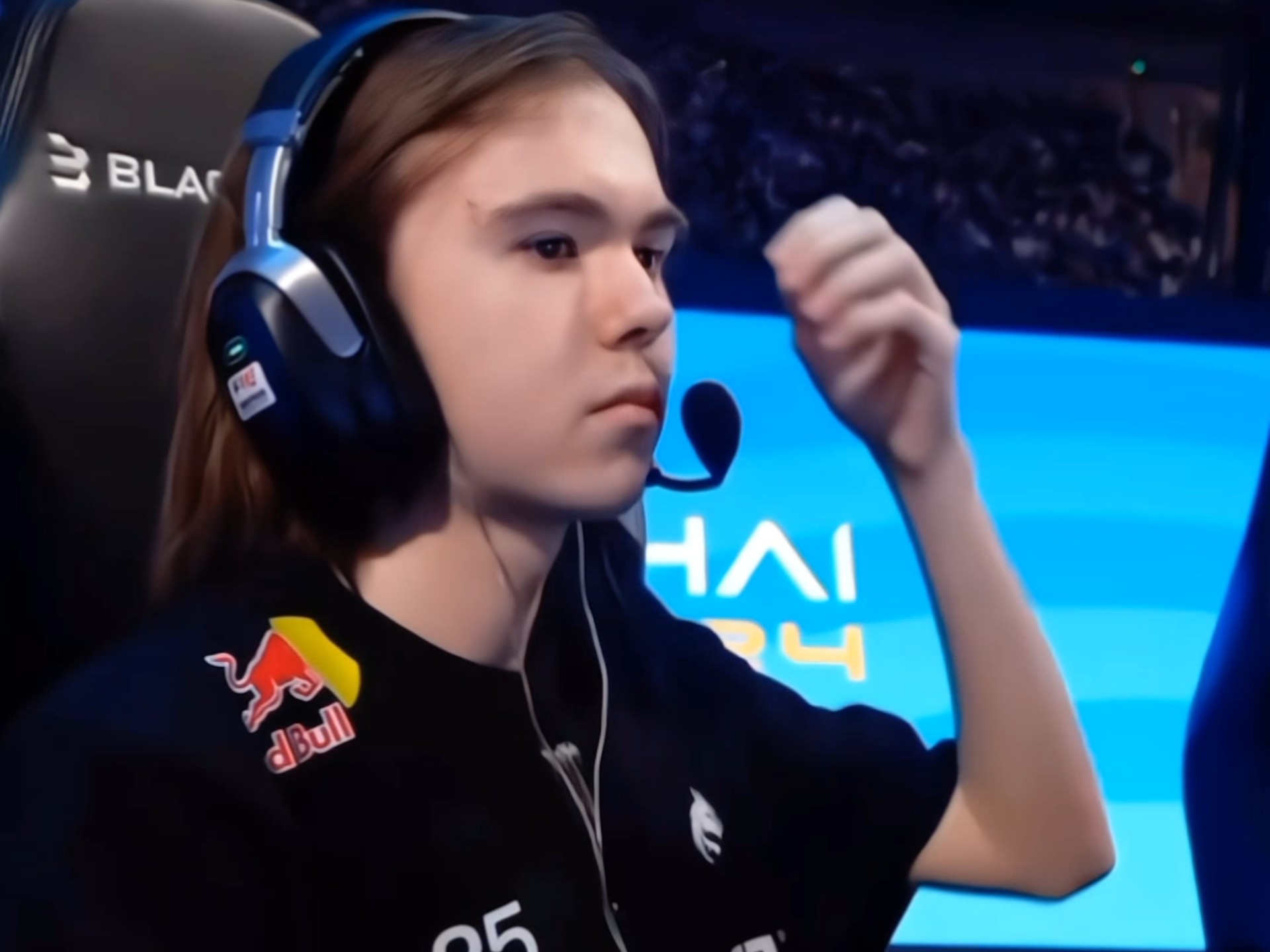 网管怎么还自拍上了？Gumayusi在T1网咖和Keria的合影